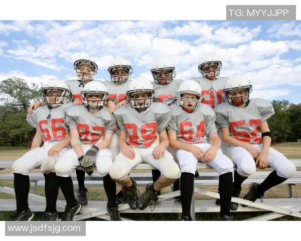 五位足球明星的经典制服造型展示与背后故事解析