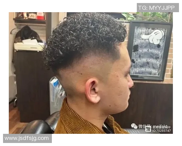 足球明星羊毛卷男发的时尚潮流解析与造型技巧分享 足球明星羊毛卷男发的时尚潮流解析与造型技巧分享